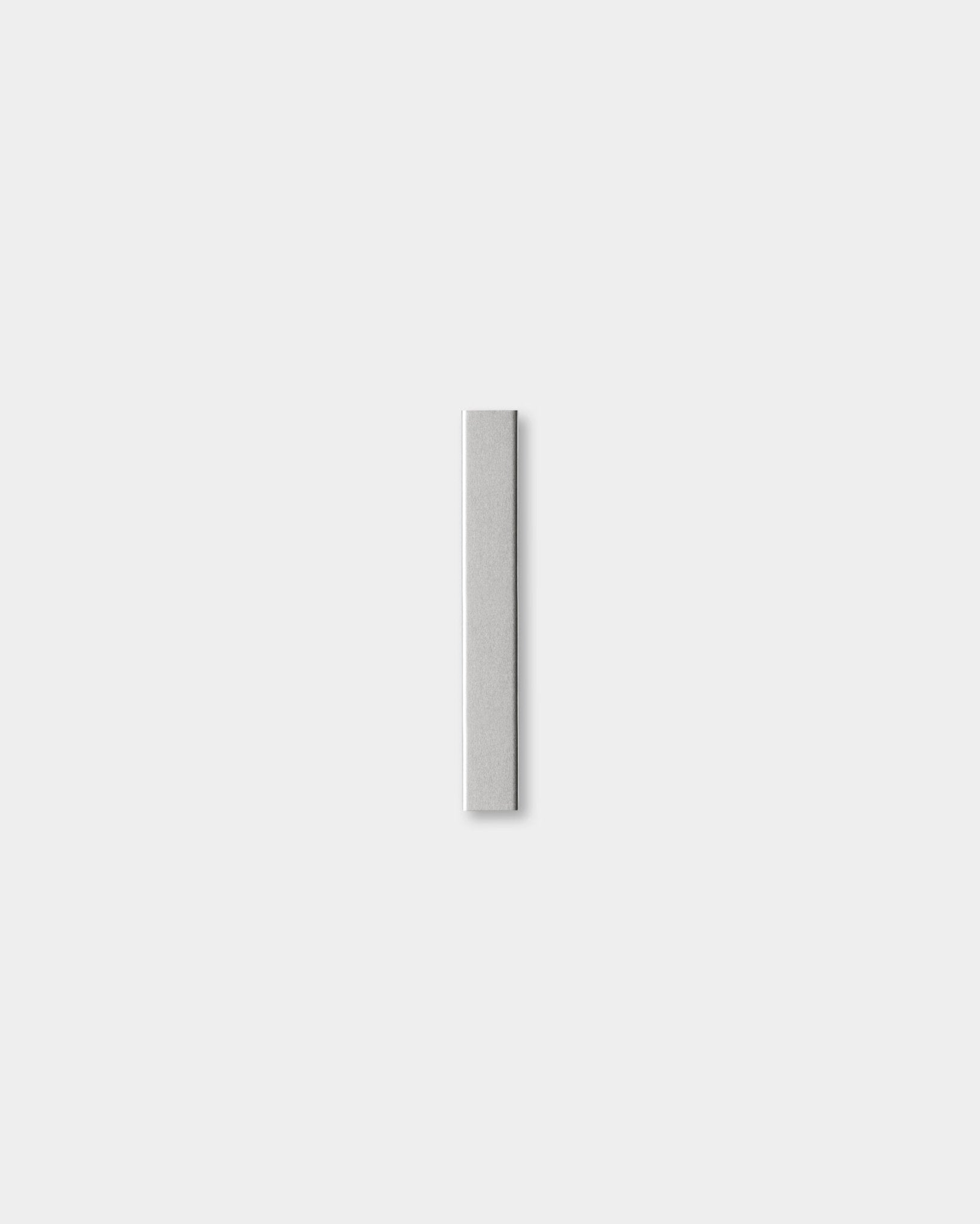 Liva | Cover od WoodUpp, polerowane akcesorium Panel akustyczny steel (20 cm), jest wyśrodkowane na jasnoszarym tle.